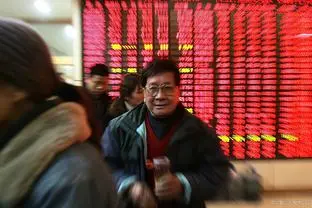 重庆3岁男童乘车坐前排险丢命 儿童